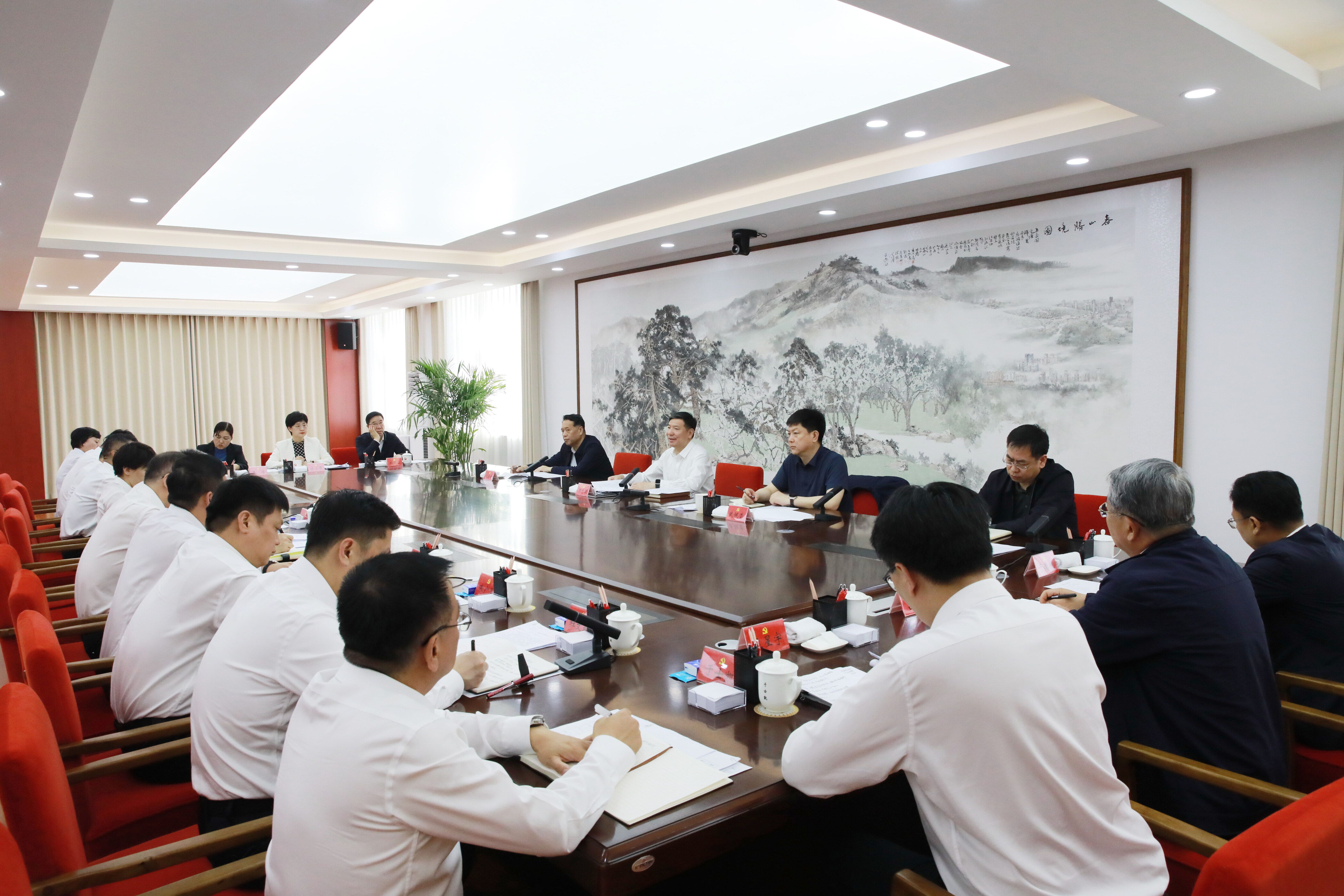 王忠昆主持召开座谈会。