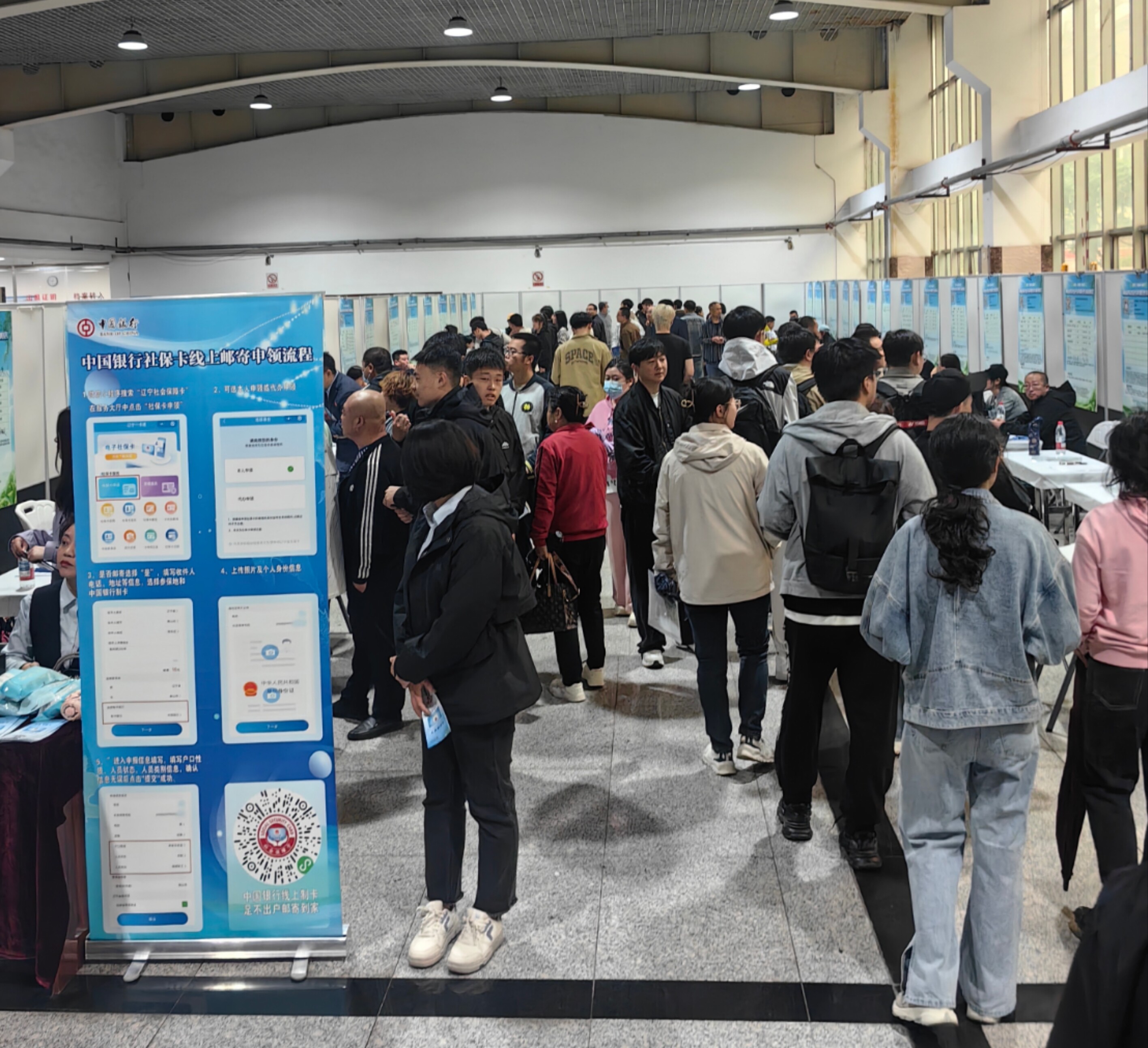 5月17日，鞍山市2025年“保用工 促就业 助振兴”夏日专场招聘会现场。