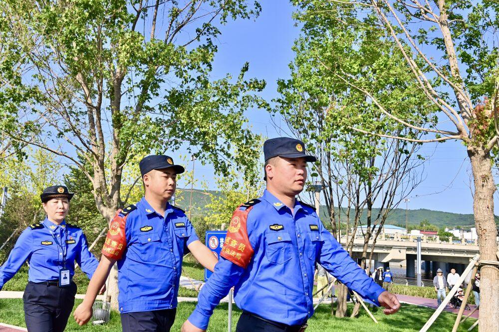 5月25日，鞍山市城市管理局工作人员在千山湾公园巡查。新华社记者 吴青昊 摄