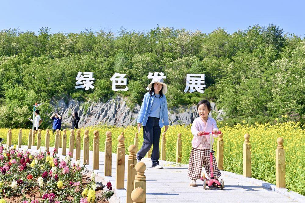 5月25日，游客在大孤山铁矿矿山生态园参观游览。新华社记者 吴青昊 摄