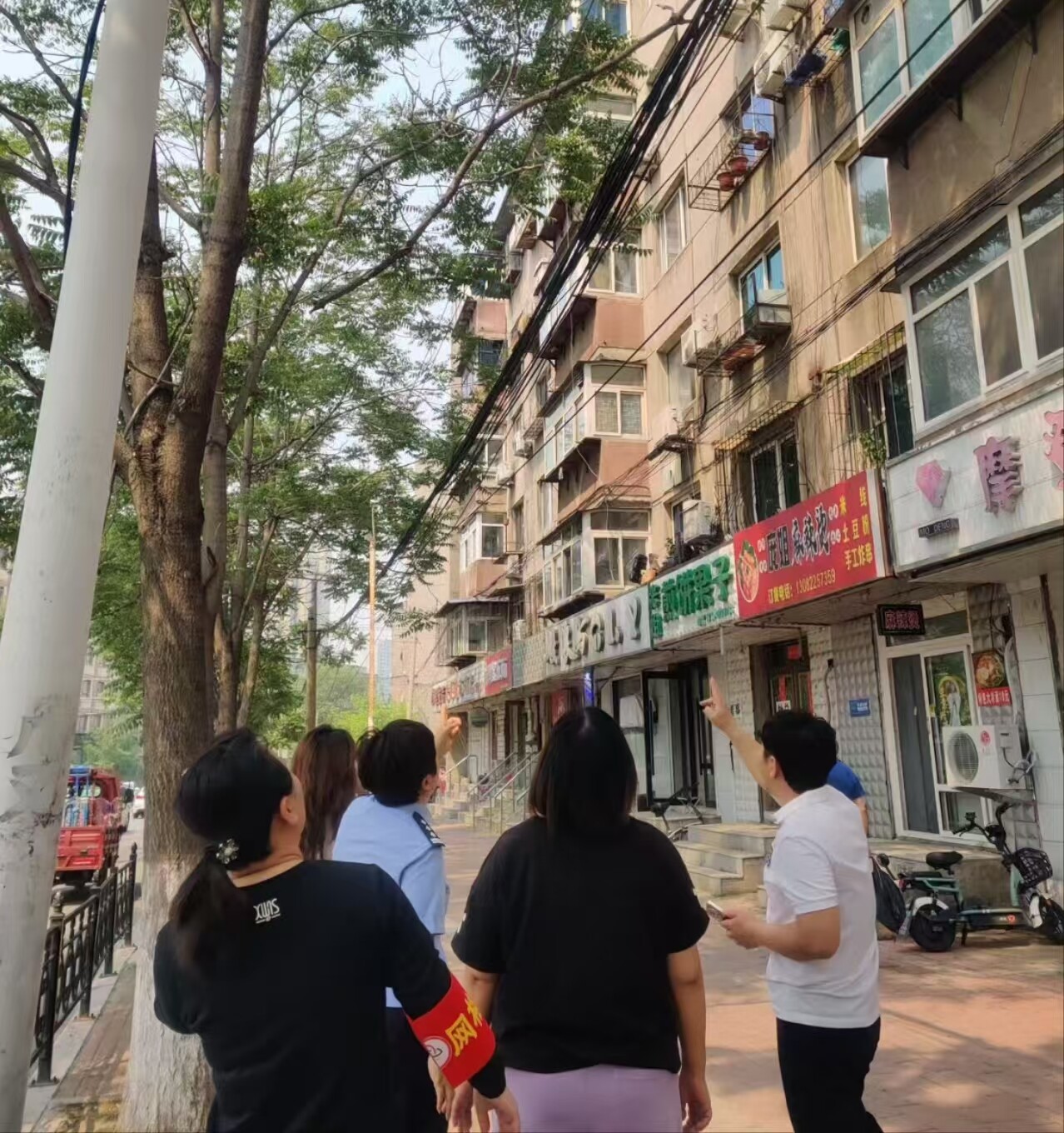 及时处理断裂树枝。