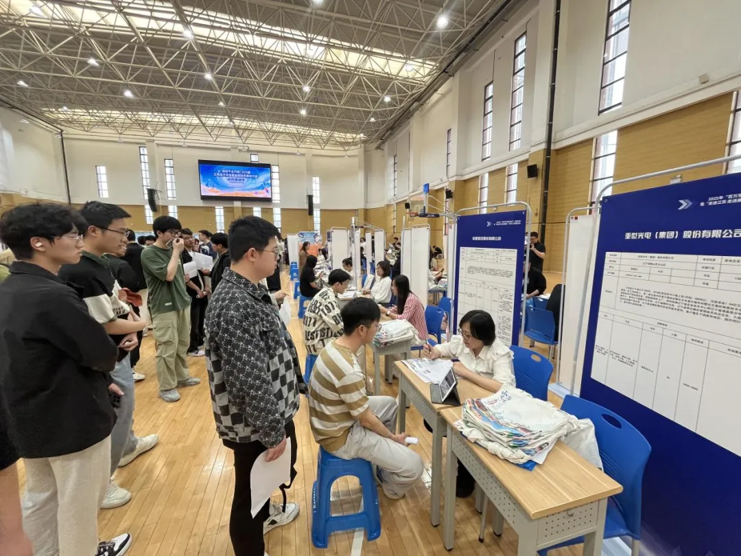鞍山人社部门携企业赴江苏参加“走进江苏 走进高校”人才招聘活动现场。