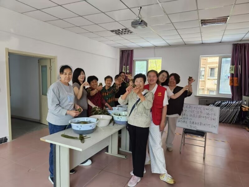 包粽子活动。