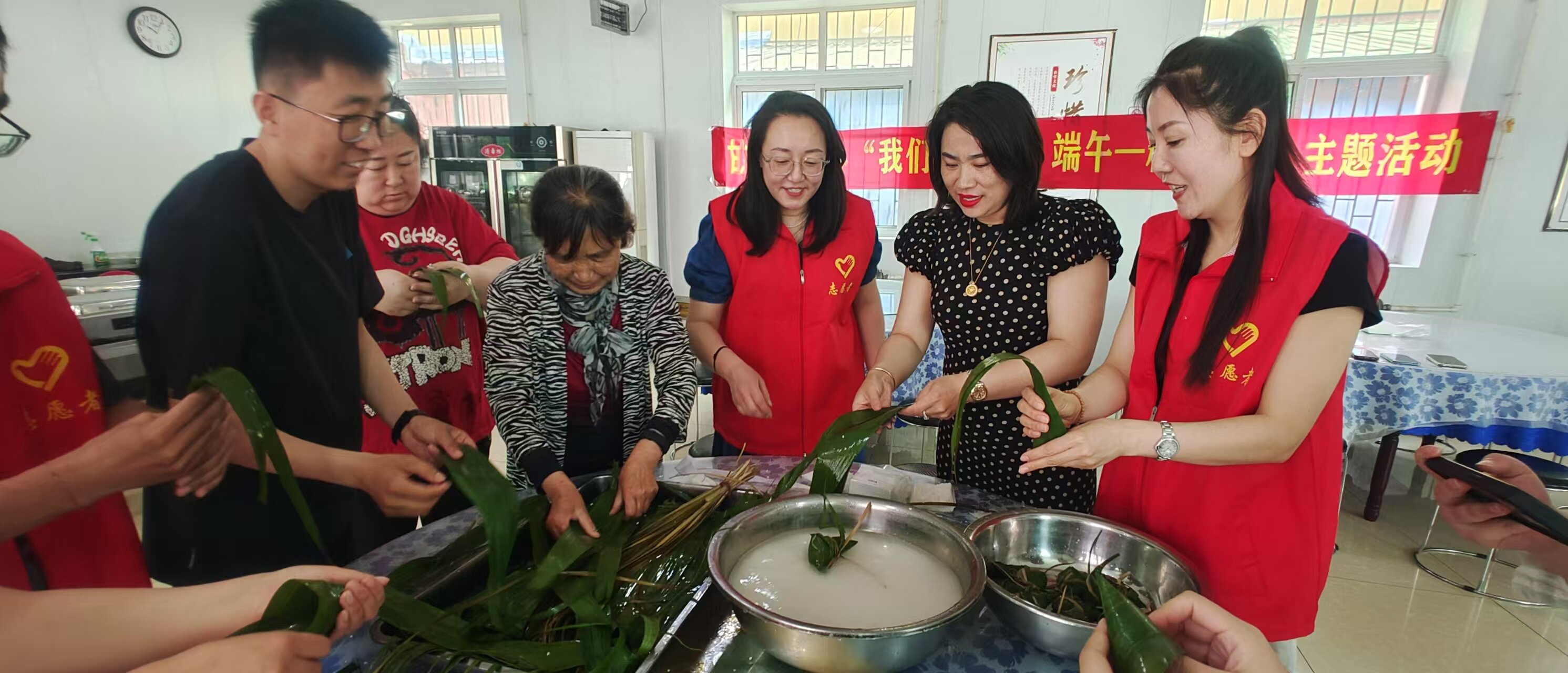 现场包粽子。