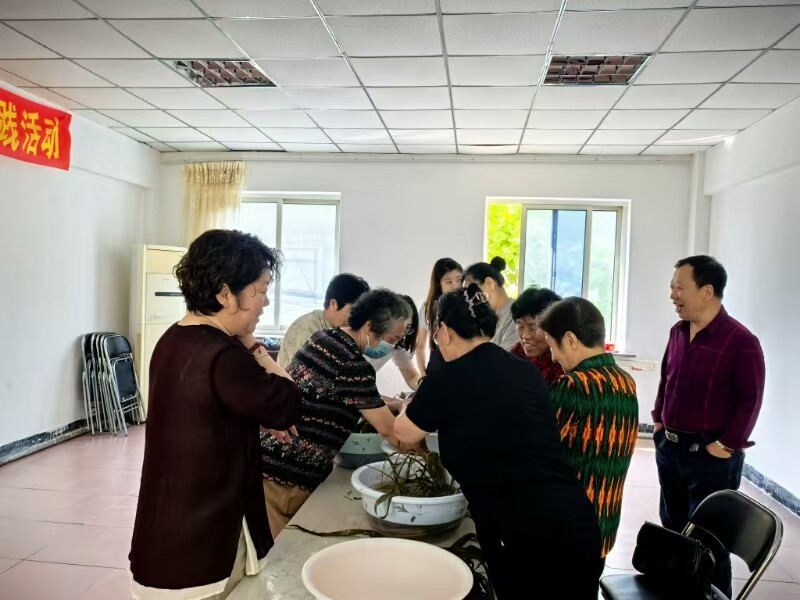 包粽子活动。