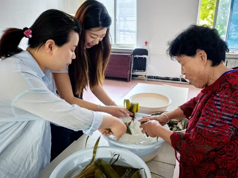 包粽子活动。
