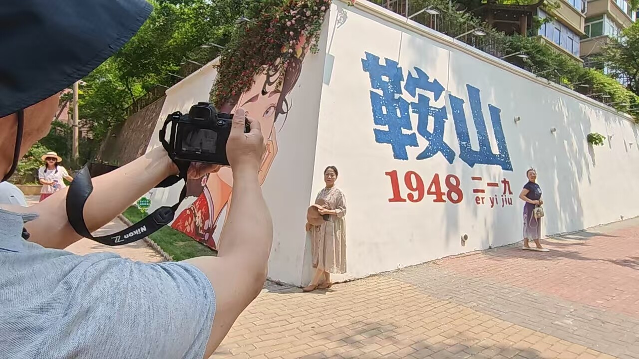 铁东工人街彩绘墙成“文化打卡地”。