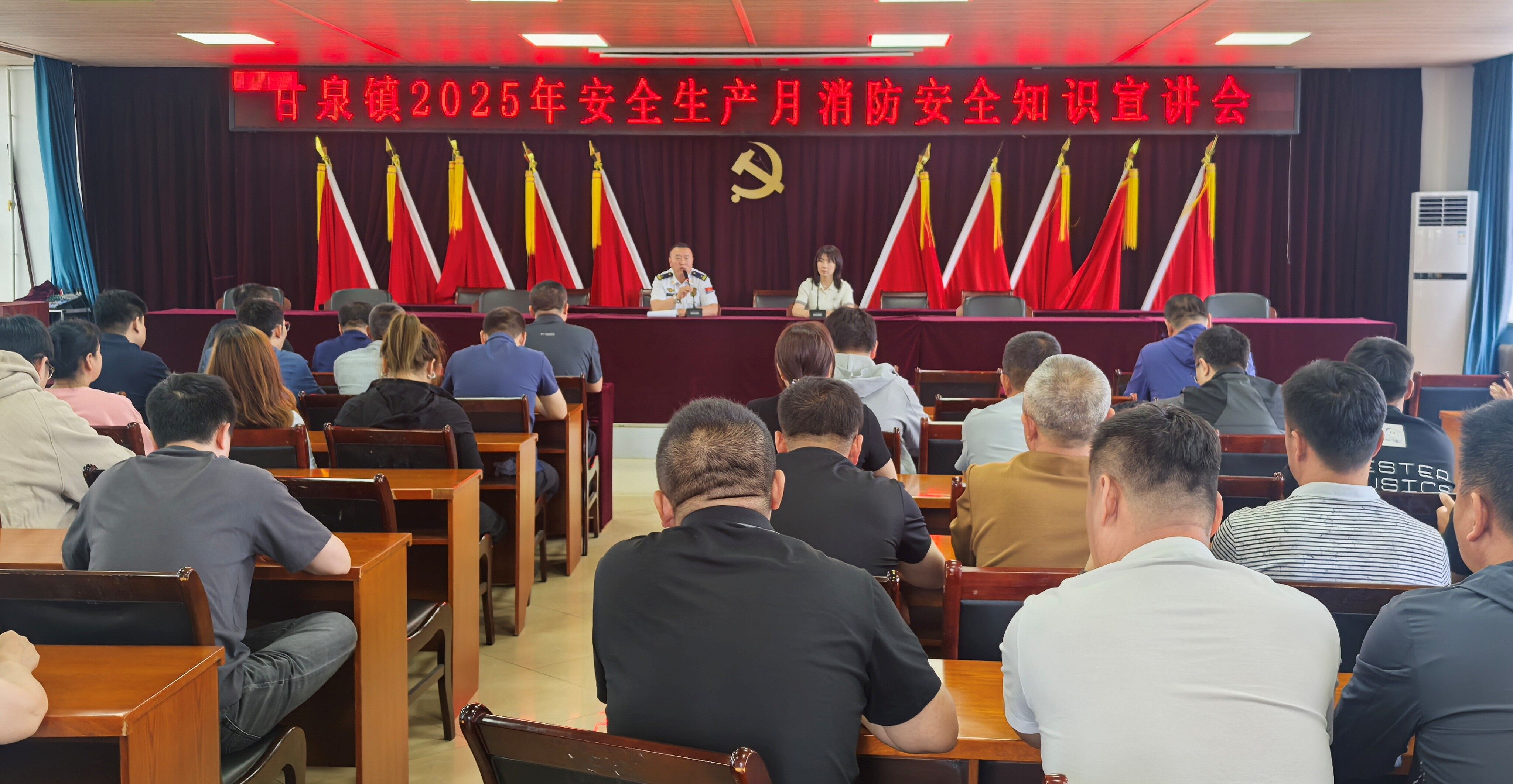 甘泉镇开展消防安全知识宣传活动。
