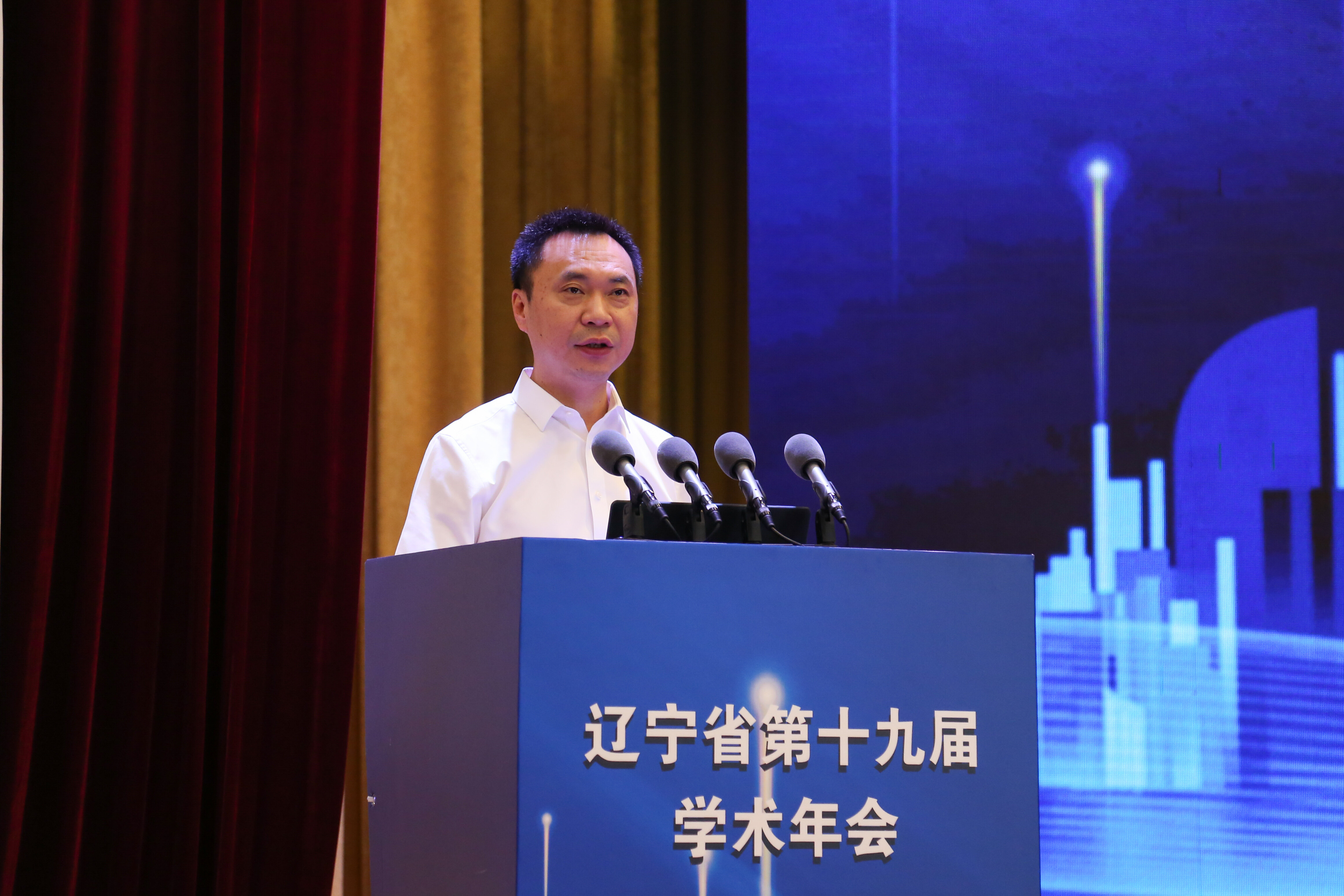 市委副书记、市长吴开华出席会议并致辞。