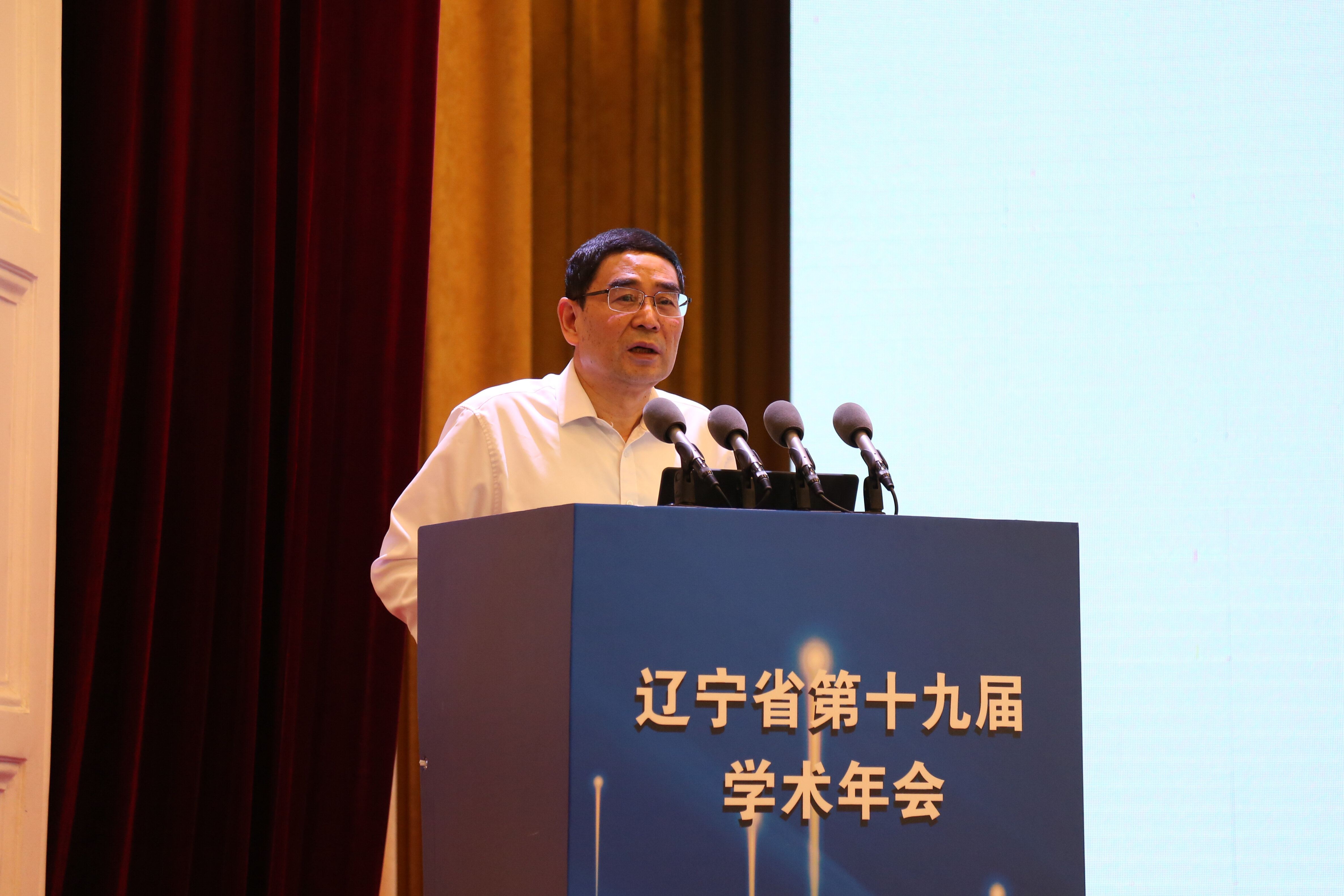 中国工程院院士、重庆市科协主席潘复生作报告。