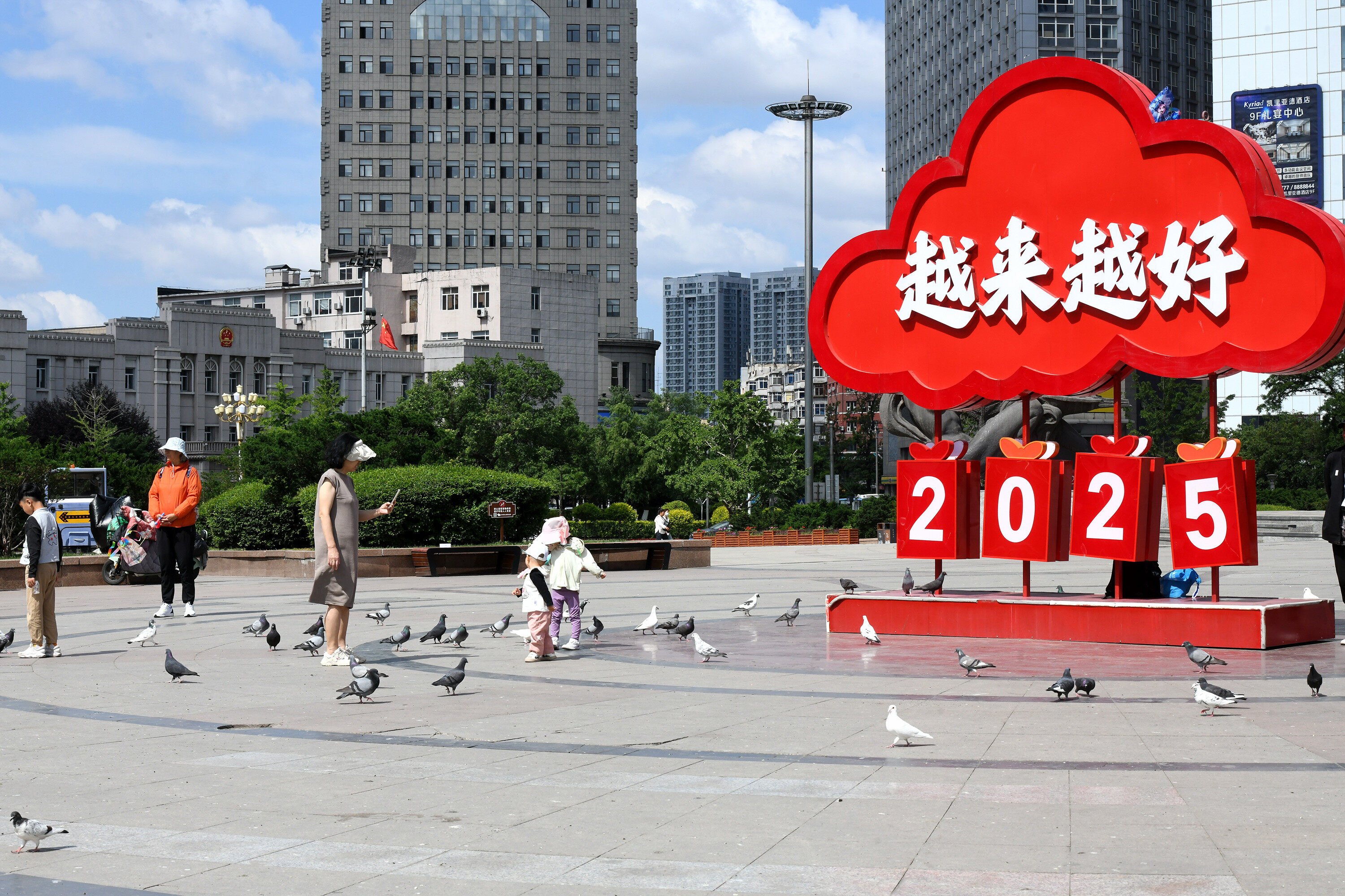 胜利广场童嬉鸽舞。