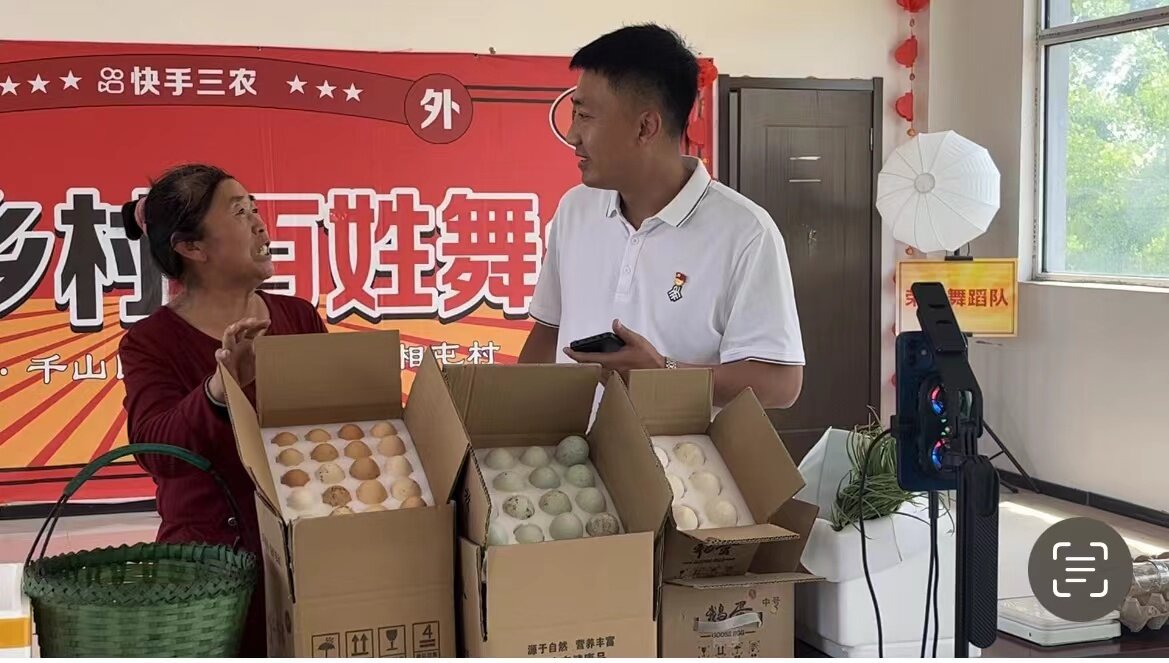 现场直播带货助农。