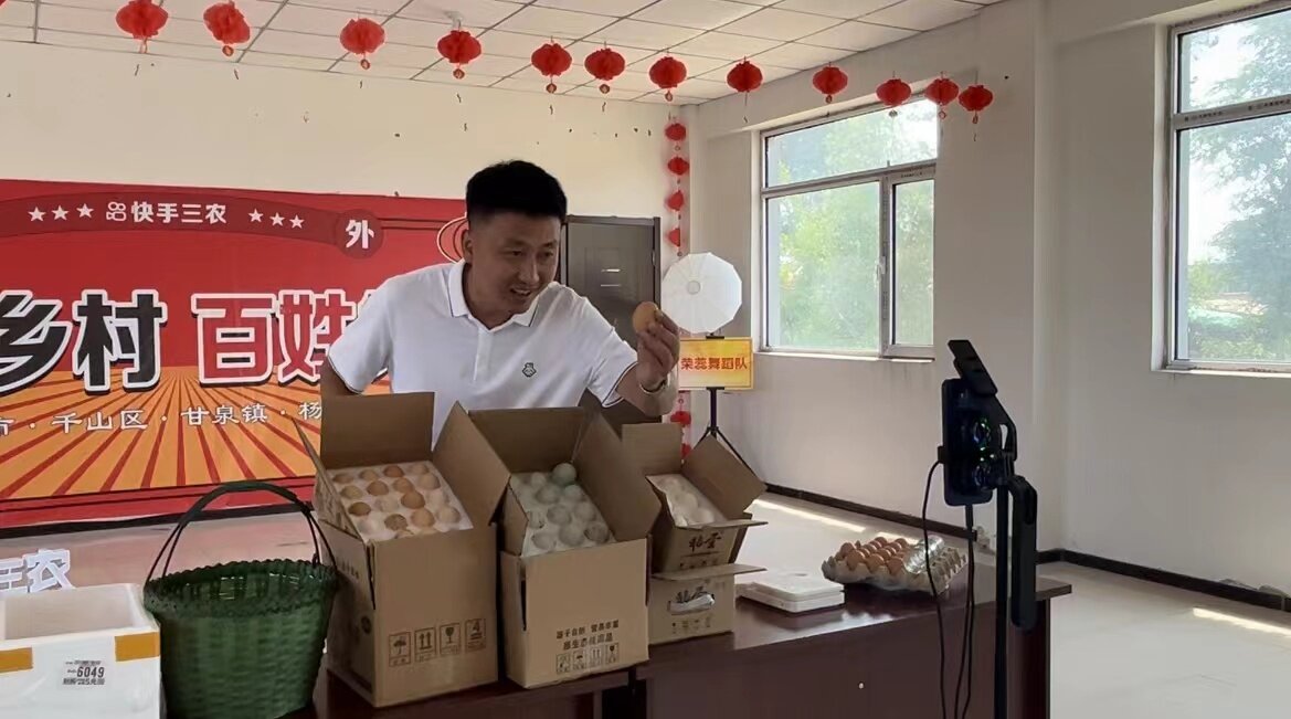 现场直播带货助农。