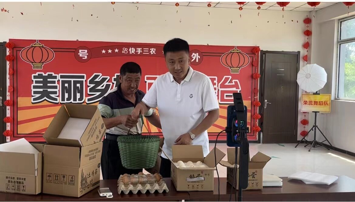 现场直播带货助农。