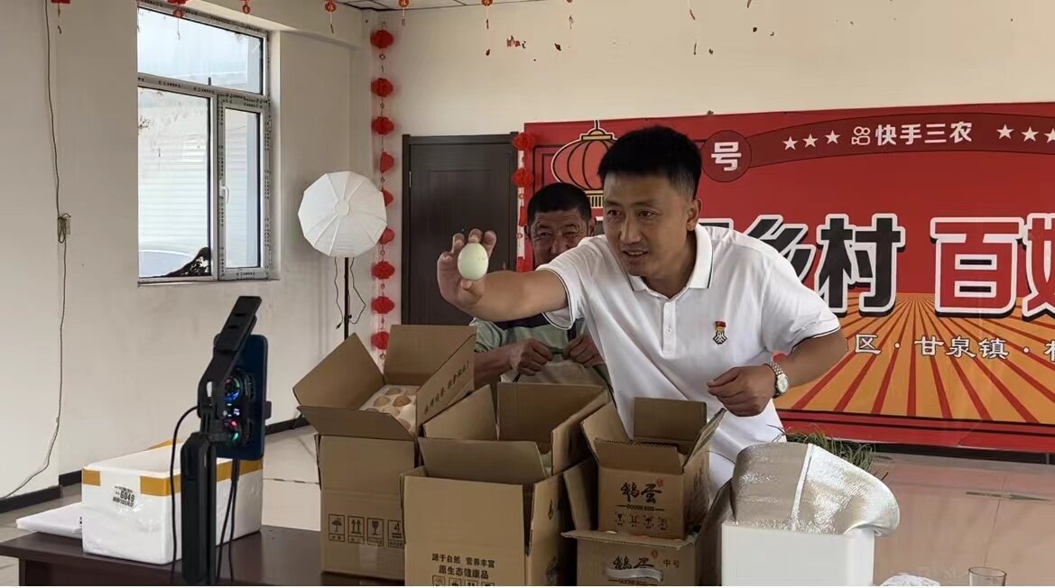 现场直播带货助农。