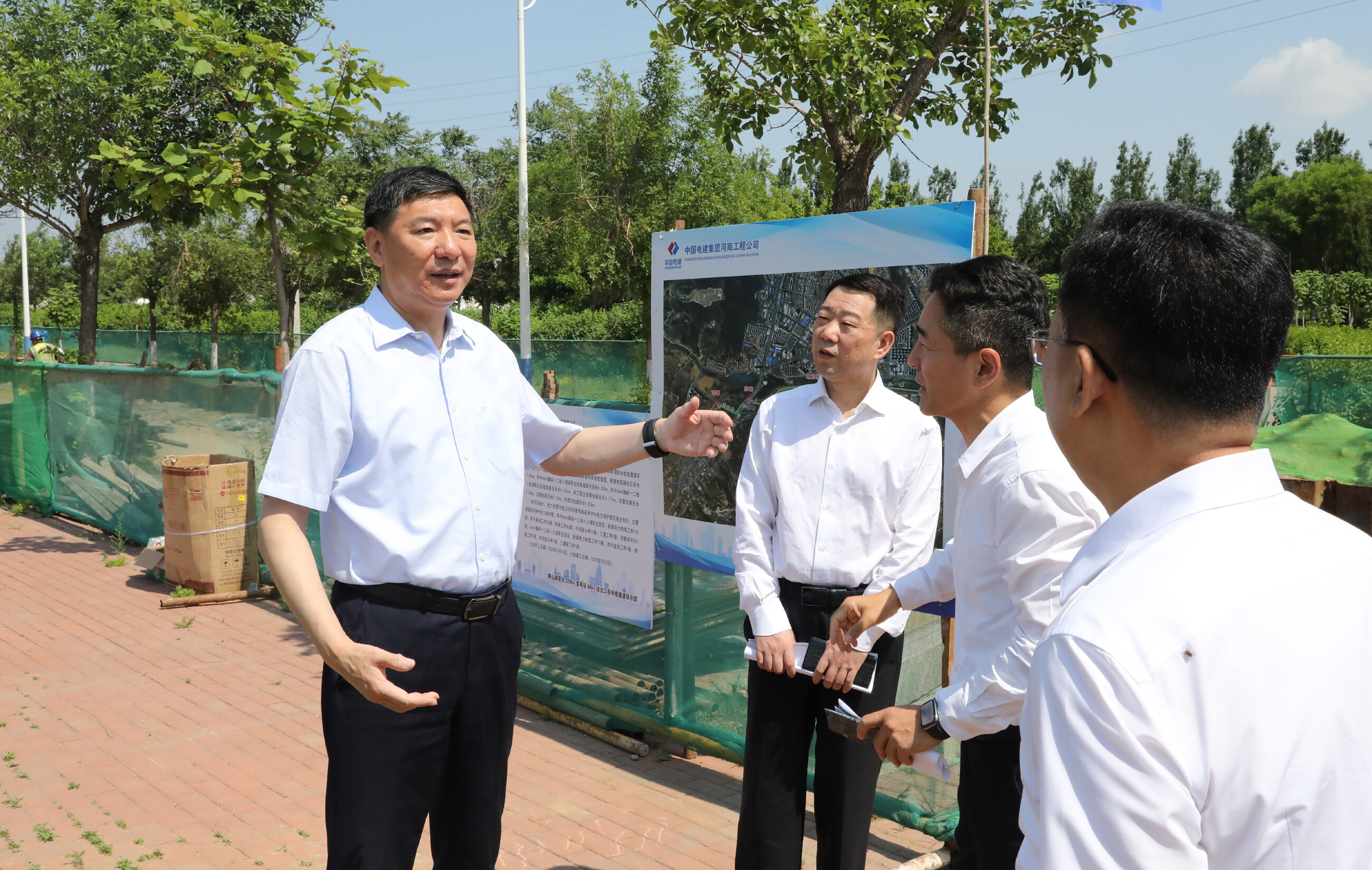 王忠昆到调军台220KV输变电工程项目建设现场调研。