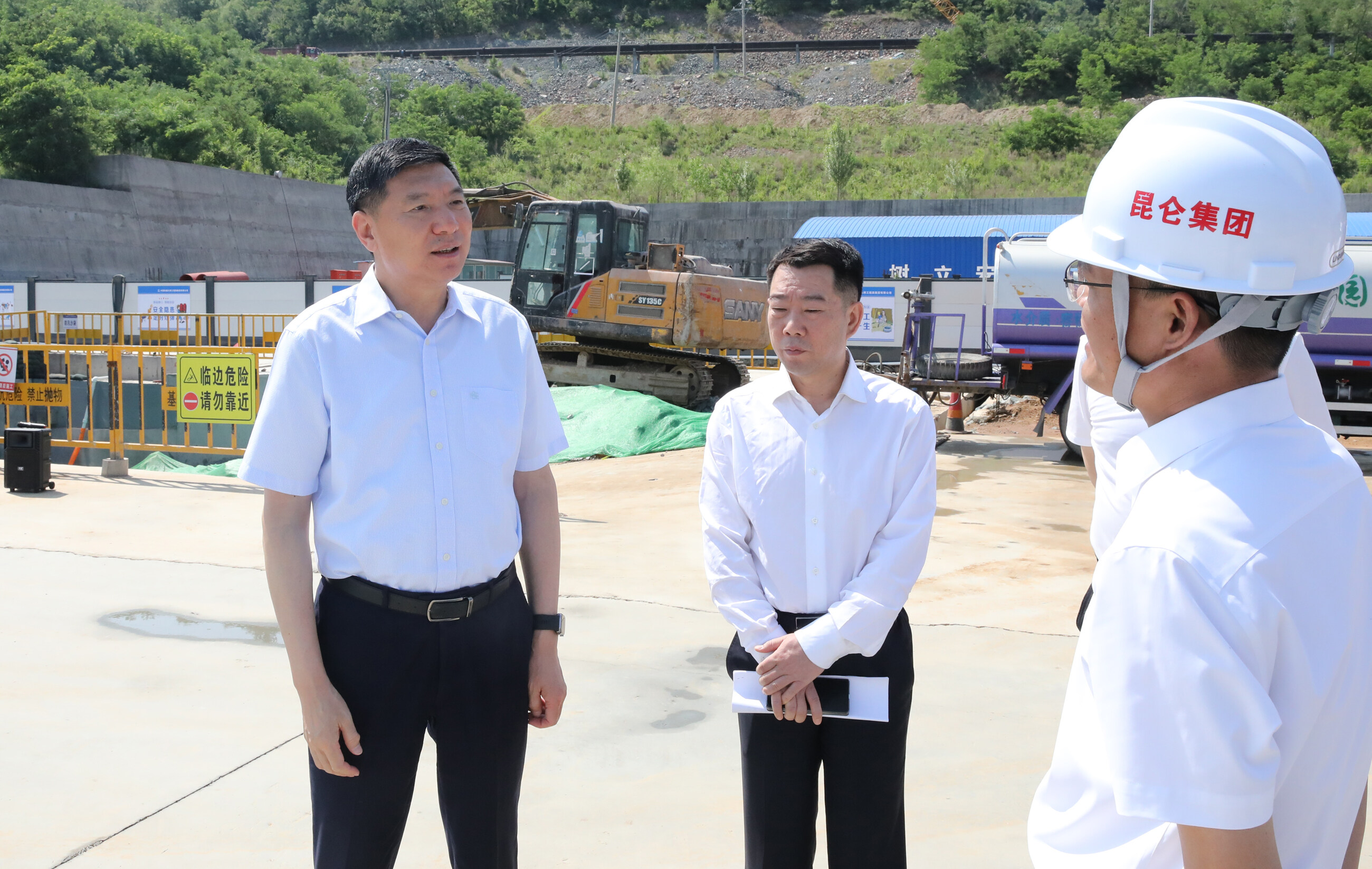王忠昆到鞍钢矿业大孤山地下运输廊道工程项目建设现场调研。