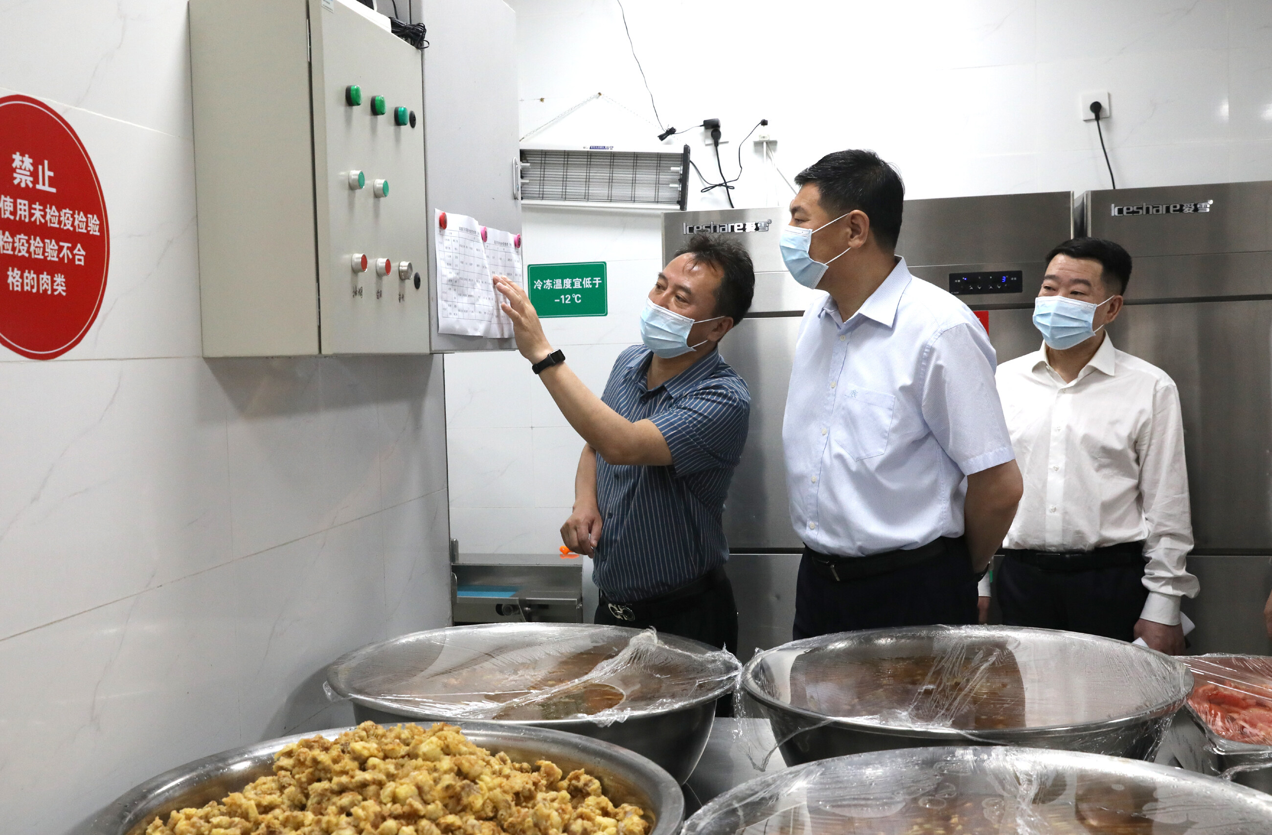 王忠昆到高新区实验未来学校学生食堂检查校园食品安全工作。