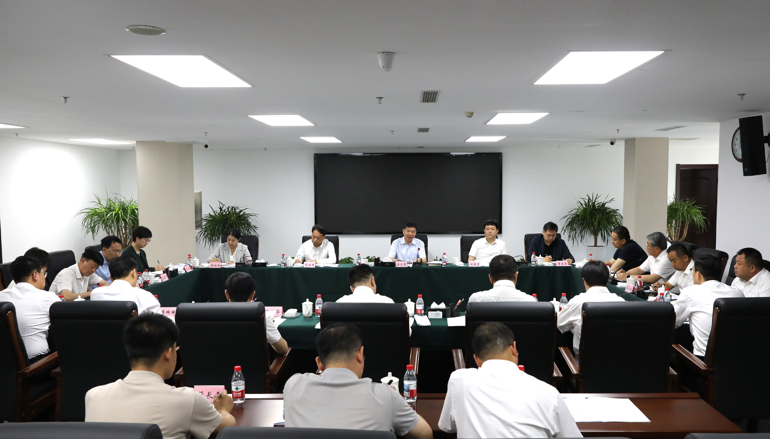 王忠昆主持召开座谈会。