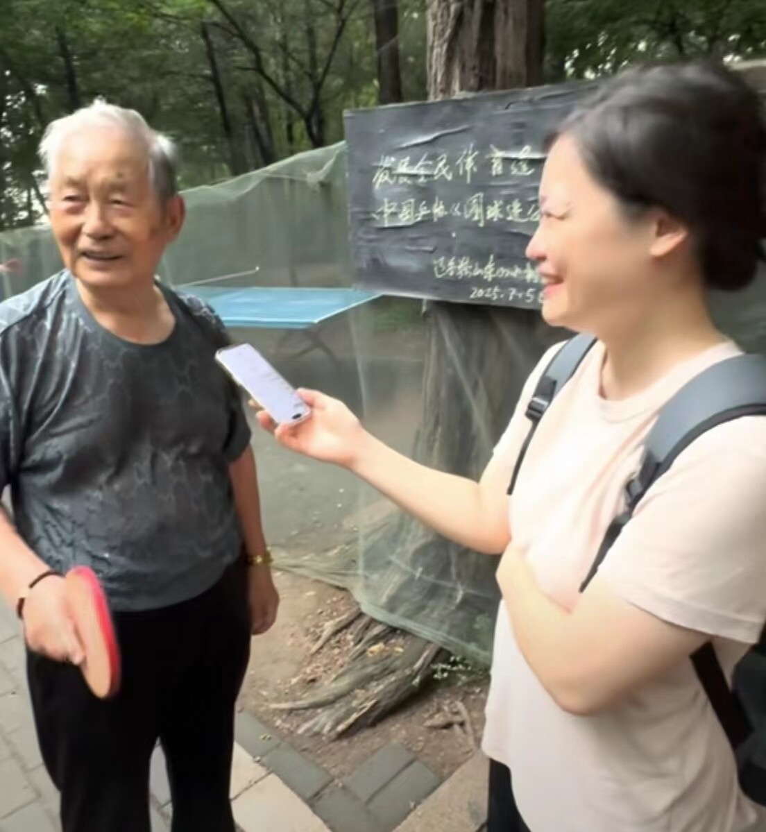 《中国体育报》记者李雪颖采访88岁的球友王璇生。