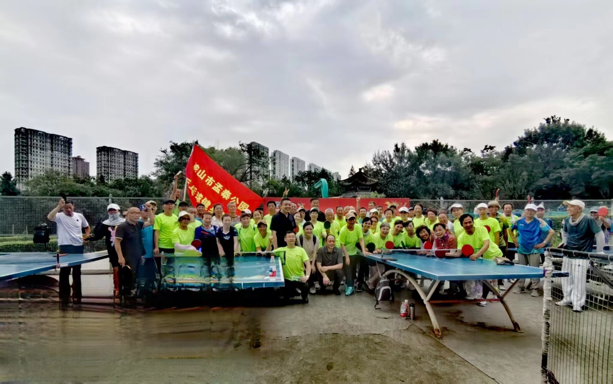 《中国体育报》记者李雪颖与孟泰公园球友合影。