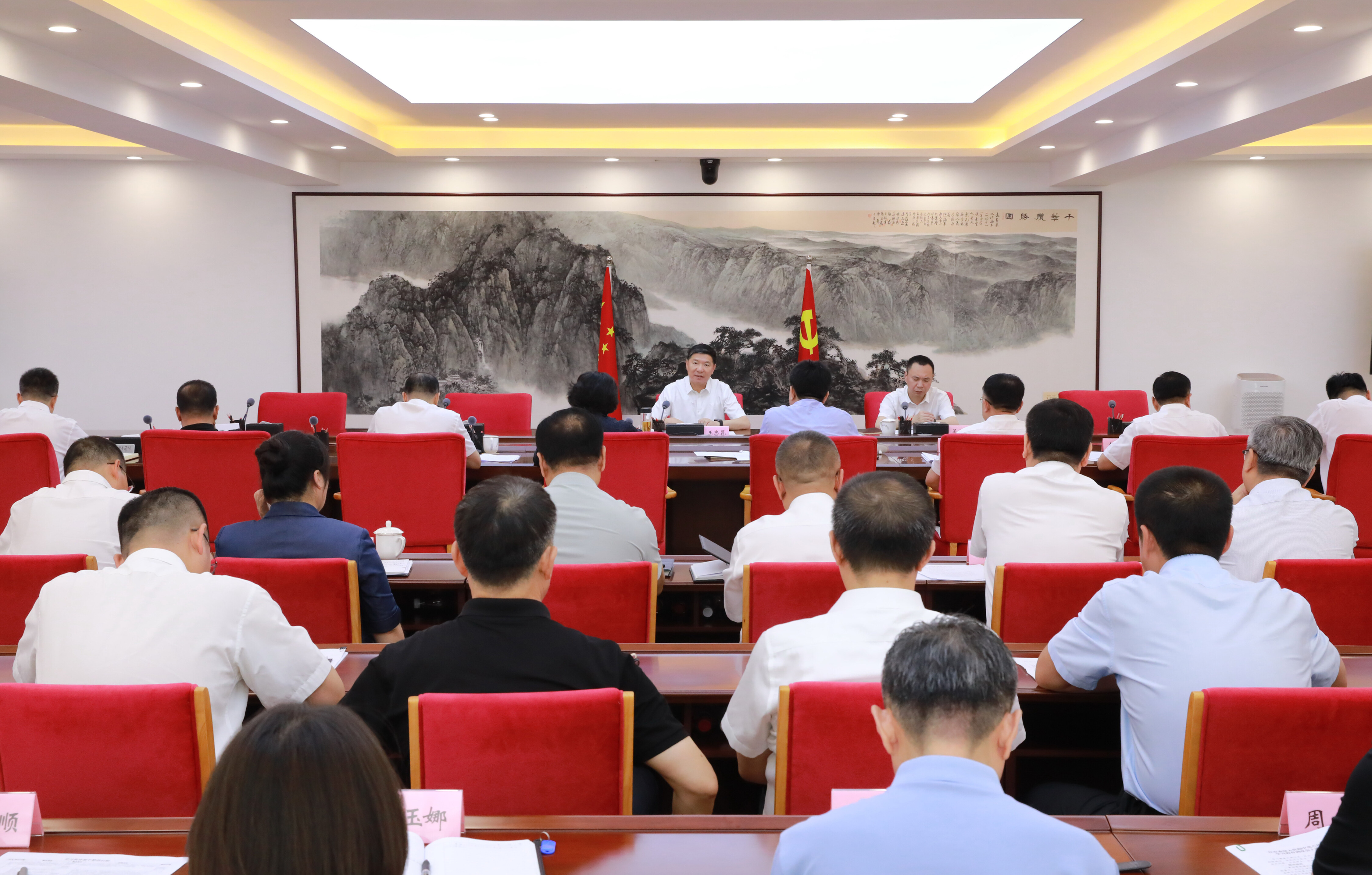 市委深入贯彻中央八项规定精神学习教育“回头看”工作推进会召开。