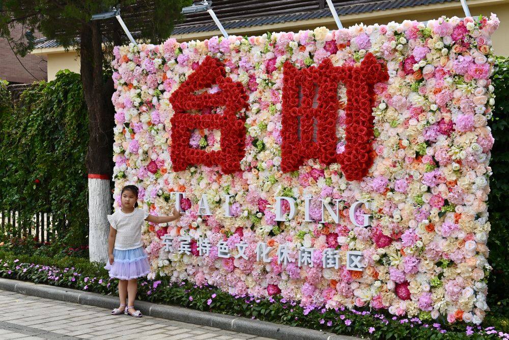 7月5日，小朋友在东宾特色休闲文化街区拍照打卡。新华社记者 吴青昊 摄