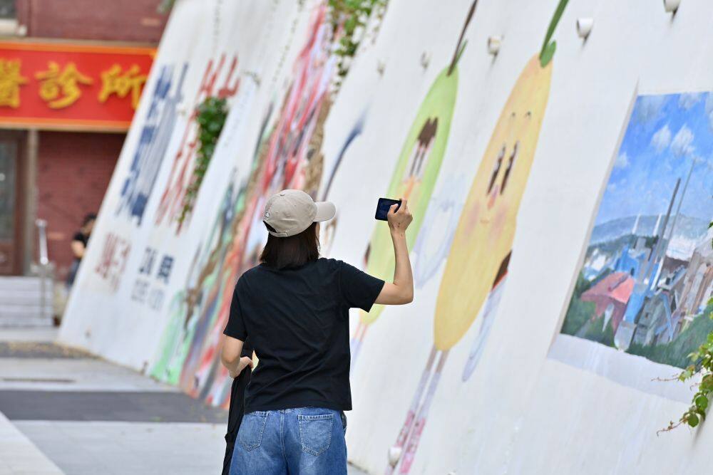 7月5日，游客工人街青年巷拍照打卡。新华社记者 吴青昊 摄
