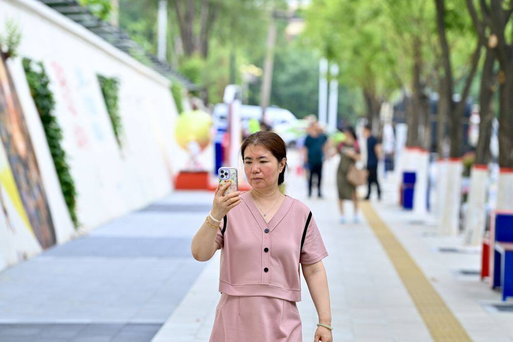 7月5日，游客工人街青年巷拍照打卡。新华社记者 吴青昊 摄
