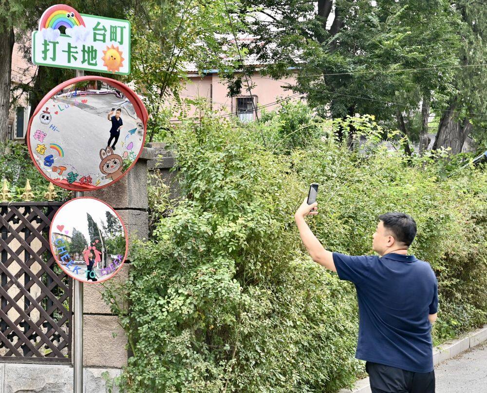 7月5日，游客在东宾特色休闲文化街区拍照打卡。新华社记者 吴青昊 摄