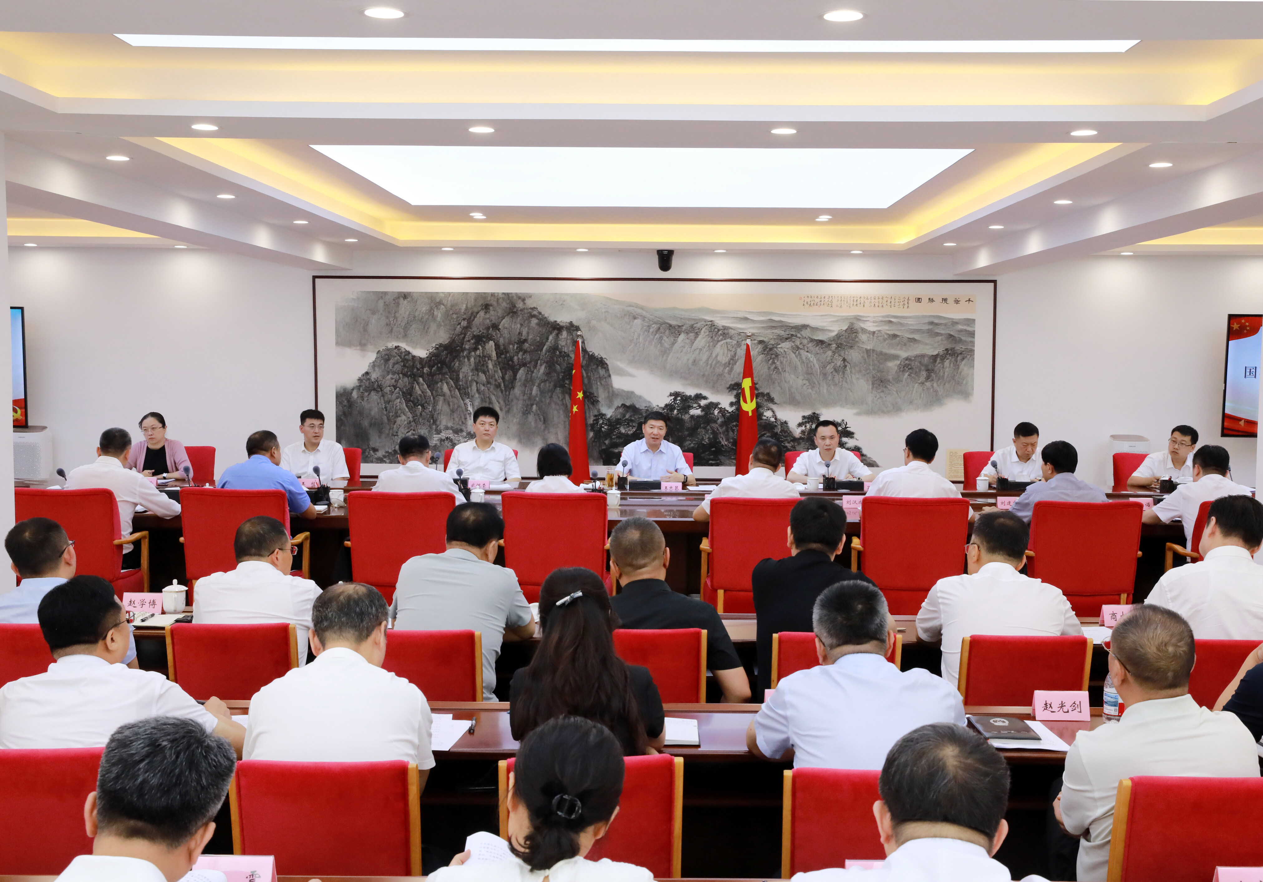 市委召开国有企业高质量发展座谈会。