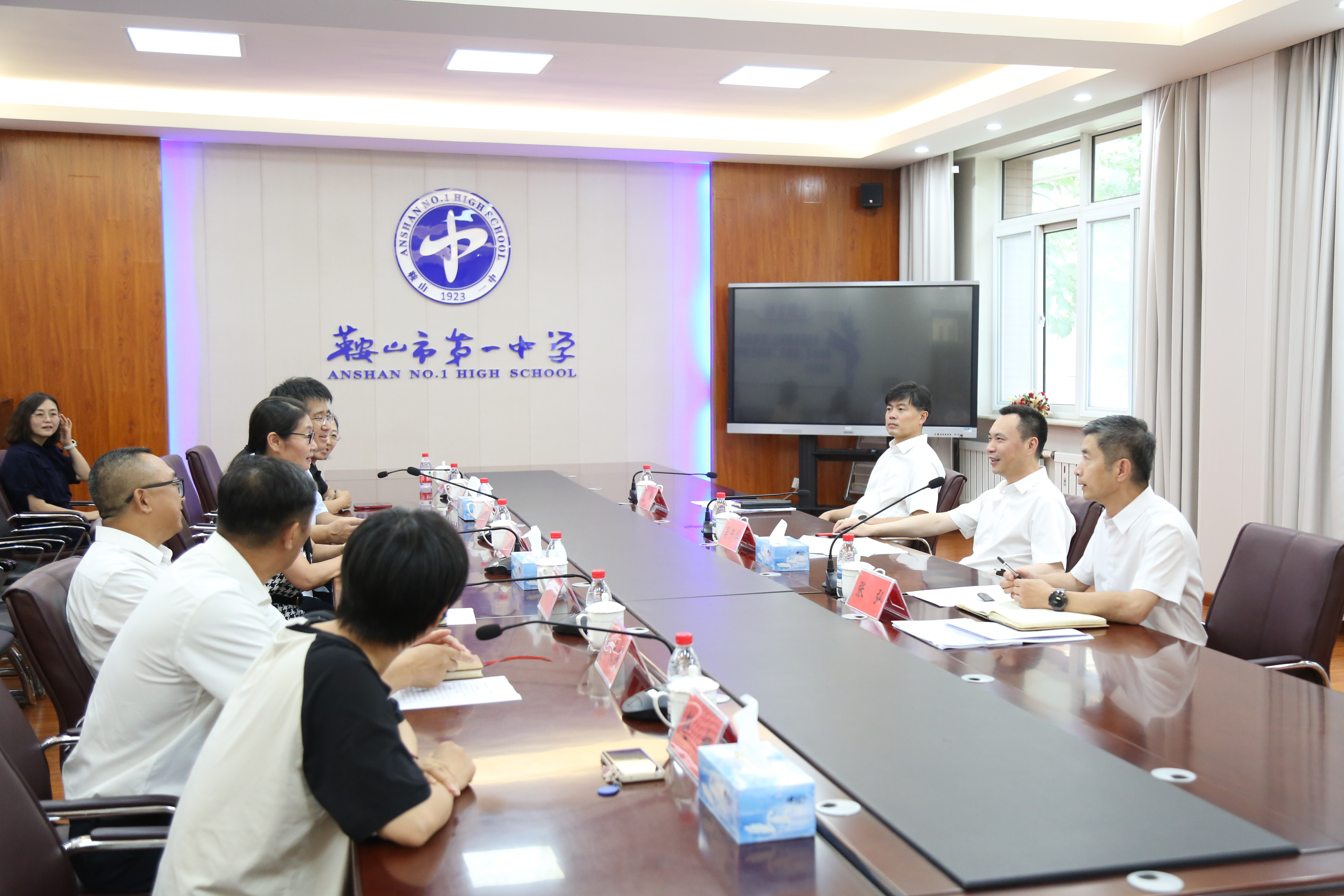 吴开华代表市委、市政府对教师的辛勤付出表示衷心感谢。