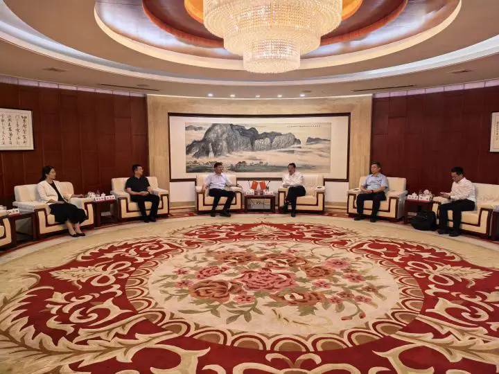 王忠昆与中国工程院院士、中国建材集团首席科学家、科技委主任彭寿座谈交流。