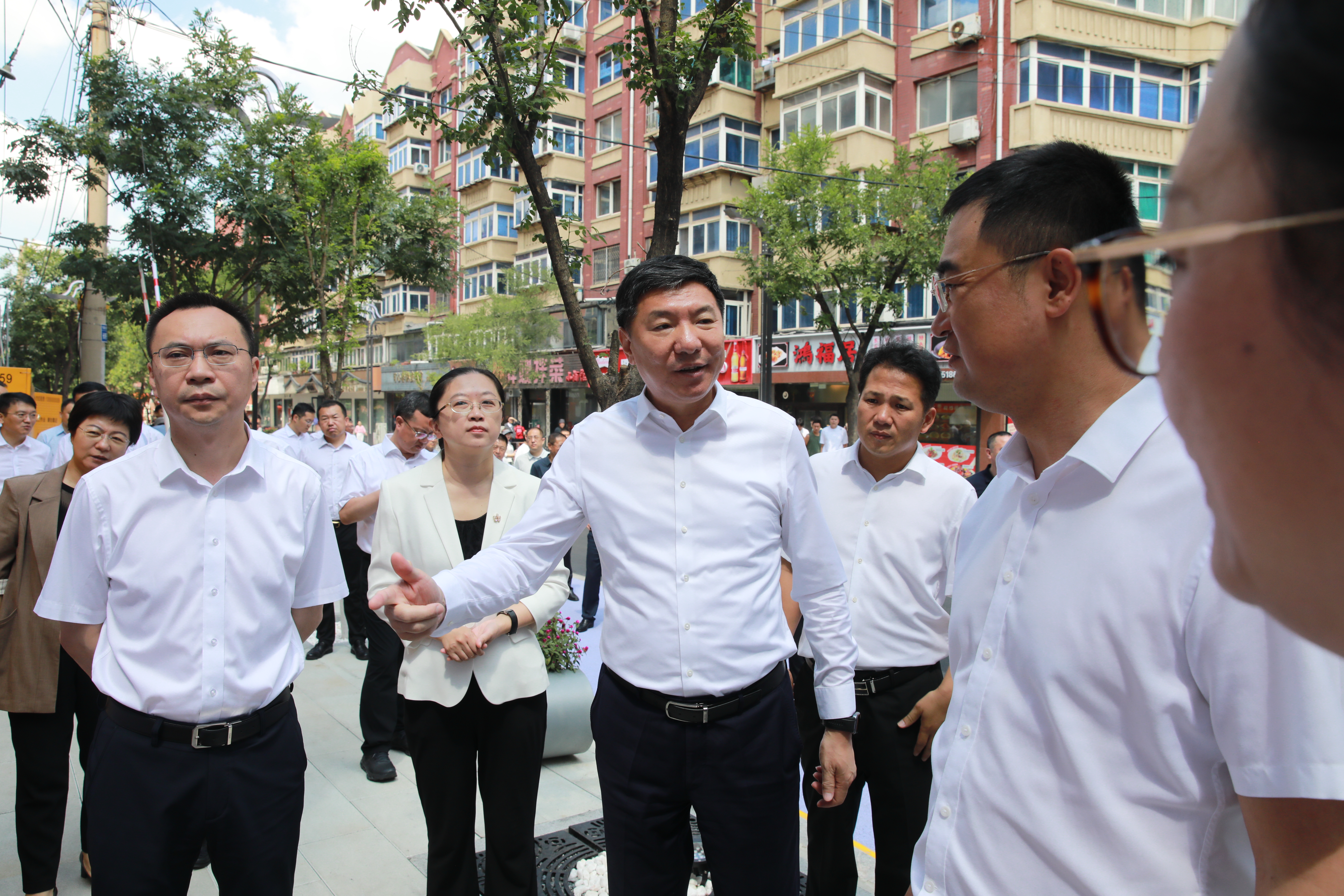 与会人员共同考察调研工人街青年巷。