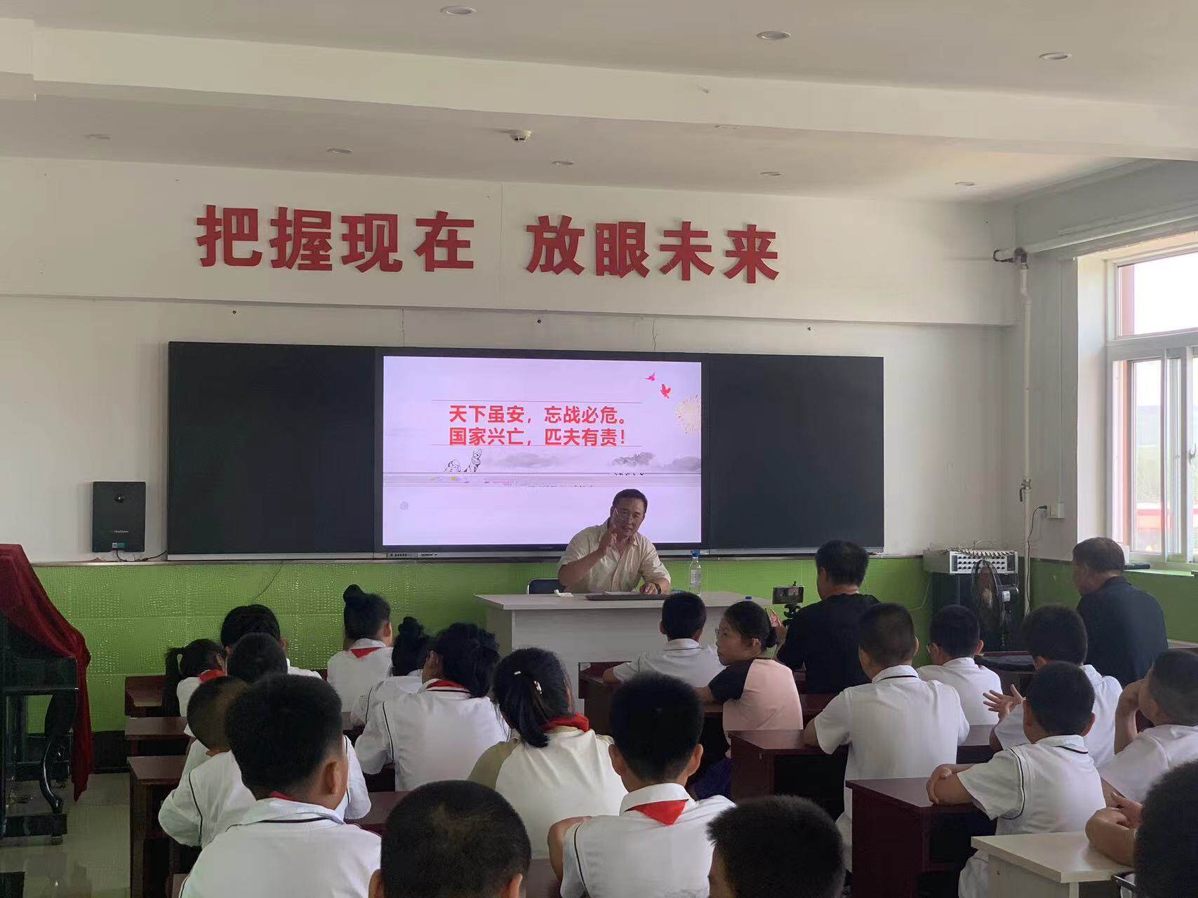 听红色故事 争当强国少年。