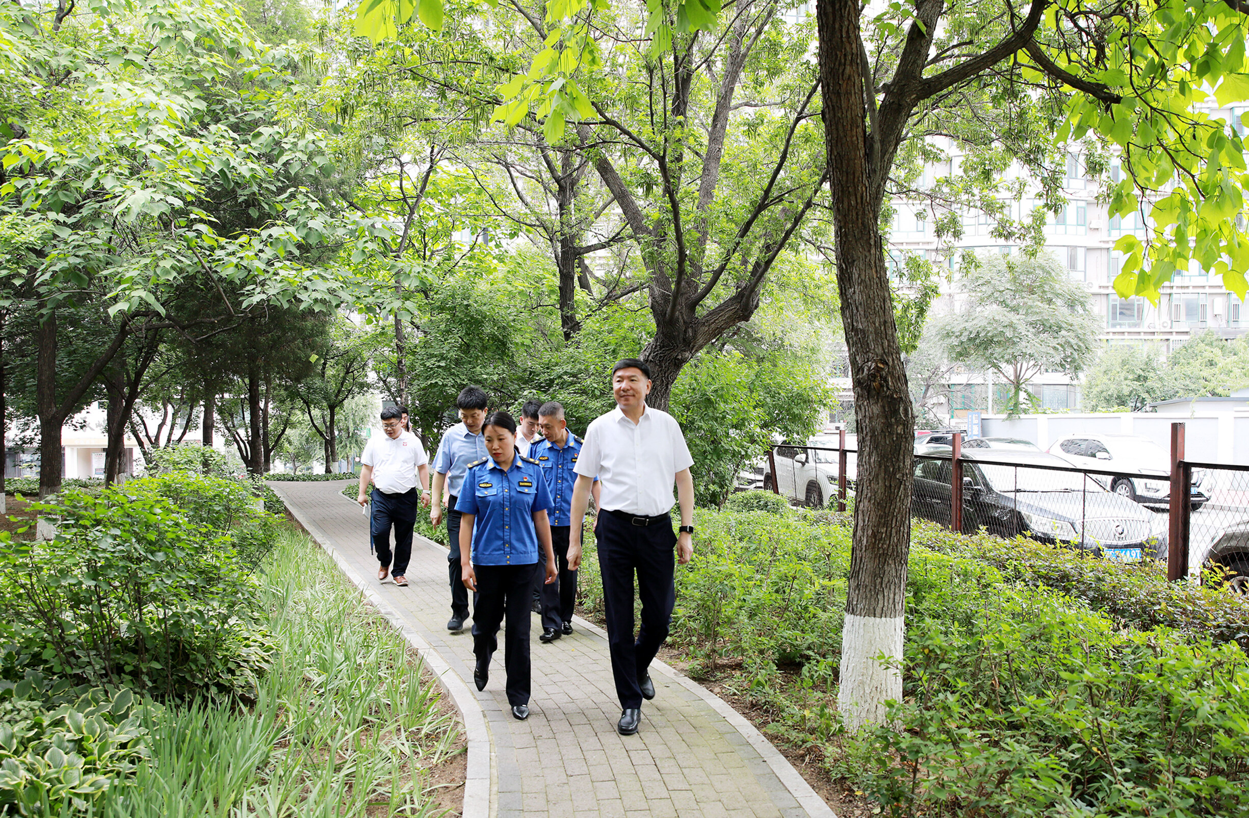 王忠昆到都市阳光口袋公园调研。