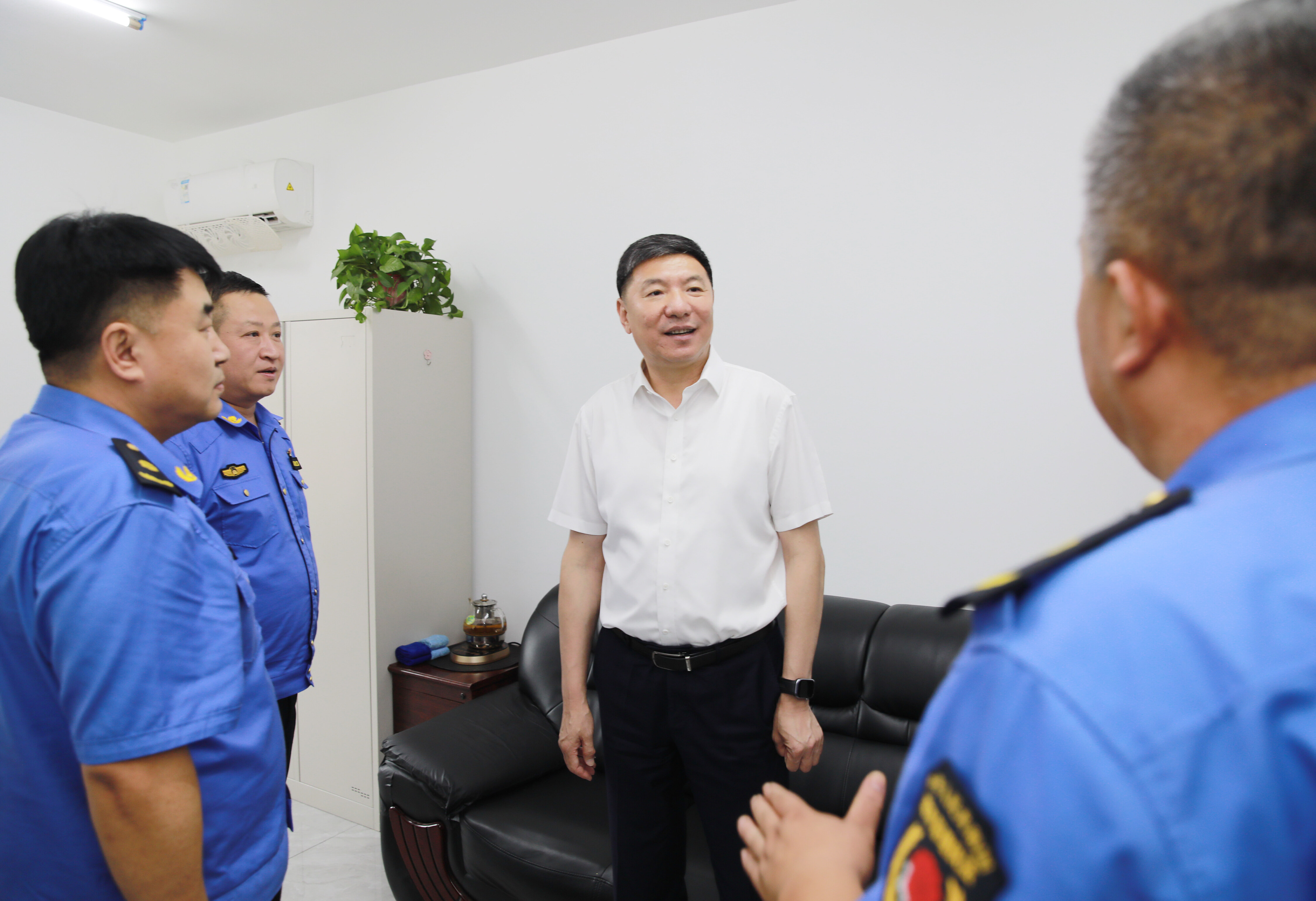 王忠昆到市城市管理局机关调研。