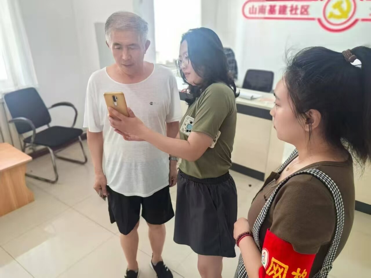 帮助老年人完成养老待遇认证。
