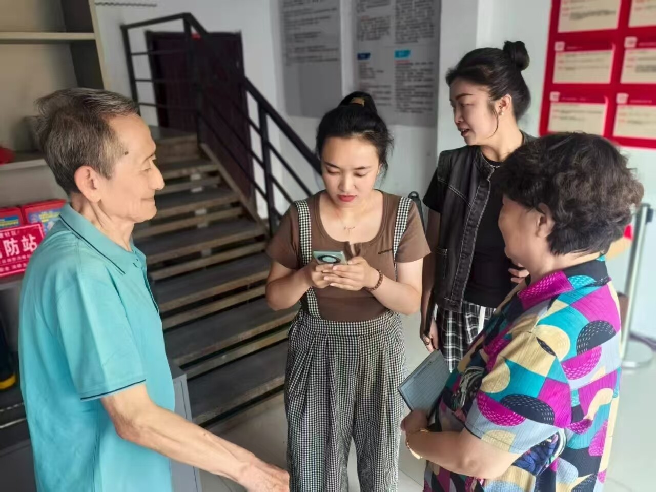 帮助老年人完成养老待遇认证。