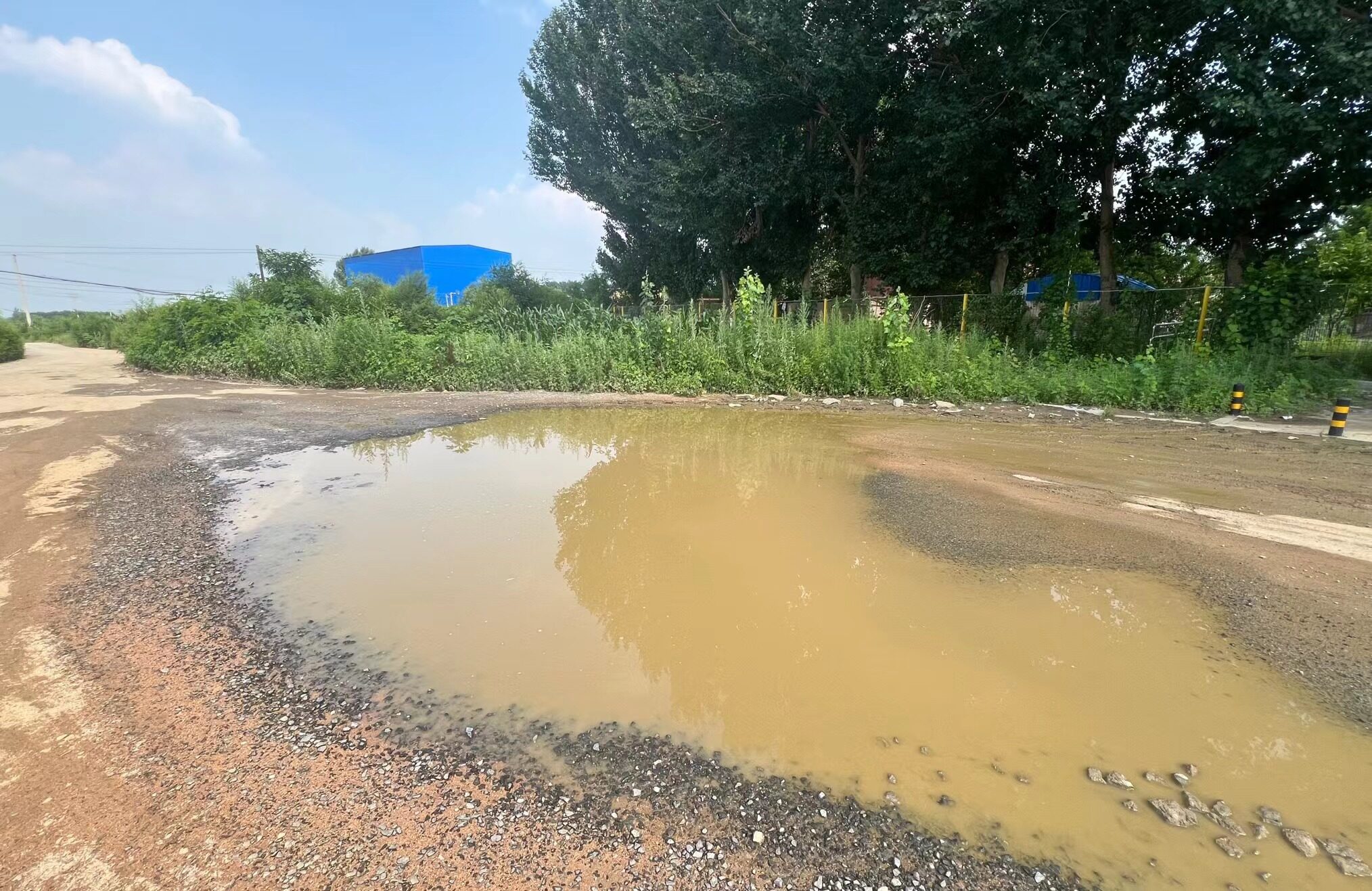 路面积水严重。