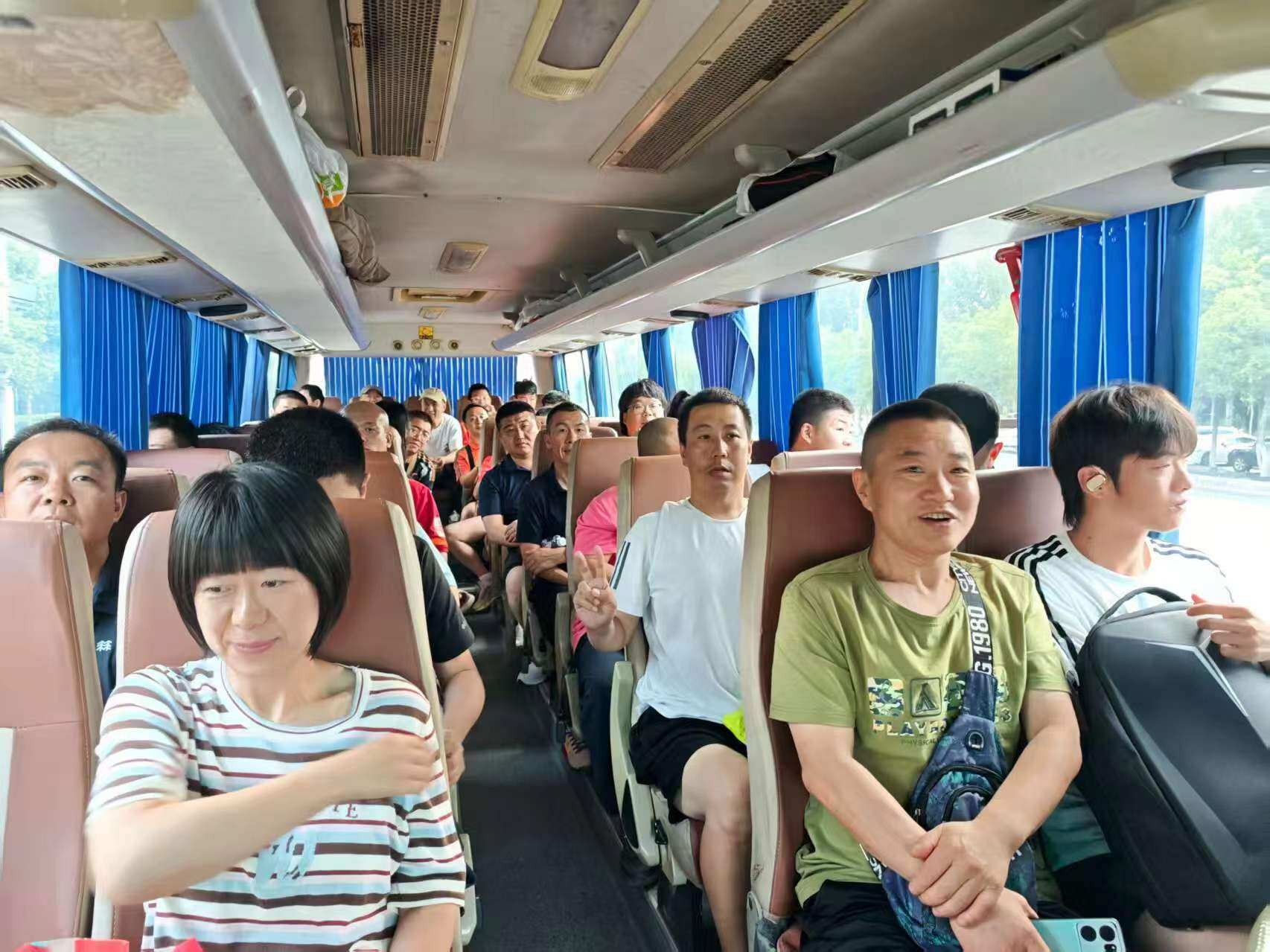 大部分鞍山球迷乘坐客车赴沈观赛。
