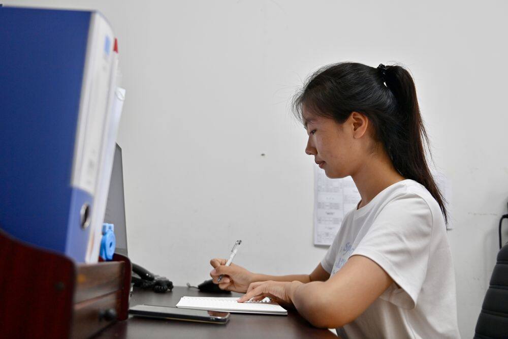 7月22日，大连理工大学学生马祎凡在鞍山团市委实习。新华社记者 吴青昊 摄