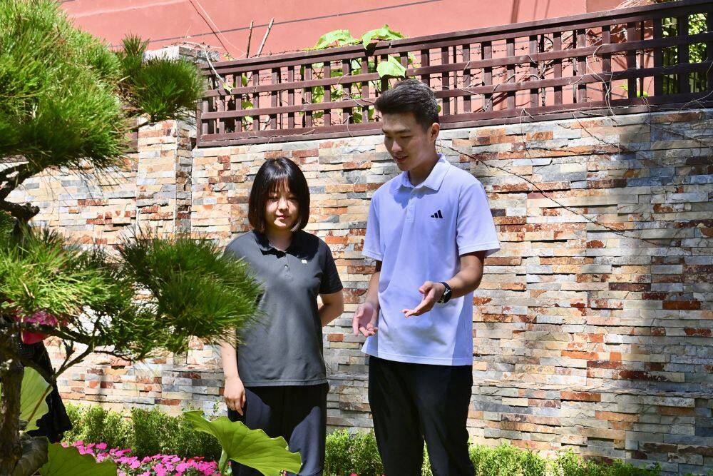 7月22日，四川农业大学学生张大顺（右）在东宾特色文化街区进行小微绿地调研。新华社记者 吴青昊 摄