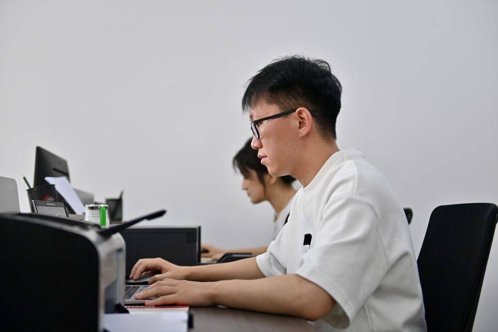 7月23日，辽宁对外经贸学院学生林人珍在撰写活动策划方案。新华社记者 吴青昊 摄