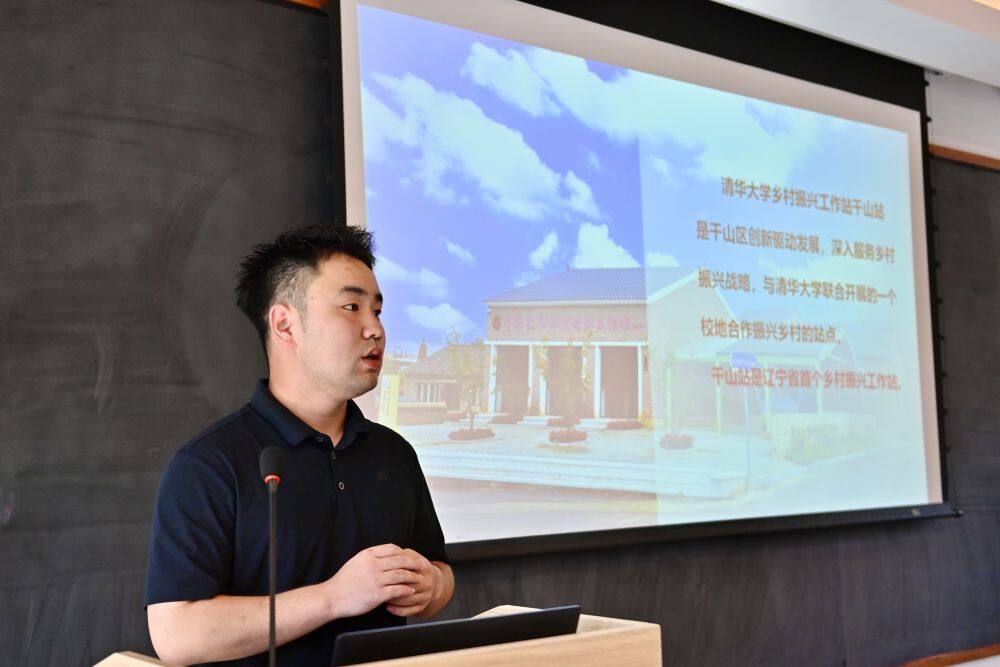 7月23日，辽宁装备制造职业技术学院学生邵喜楠向参观者介绍清华大学乡村振兴工作站千山站情况。新华社记者 吴青昊 摄