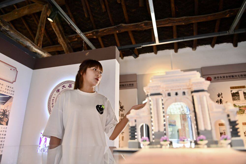 7月23日，辽宁科技大学学生鲁佳昕向参观者讲解清华大学乡村振兴工作站千山站的运行情况。新华社记者 吴青昊 摄