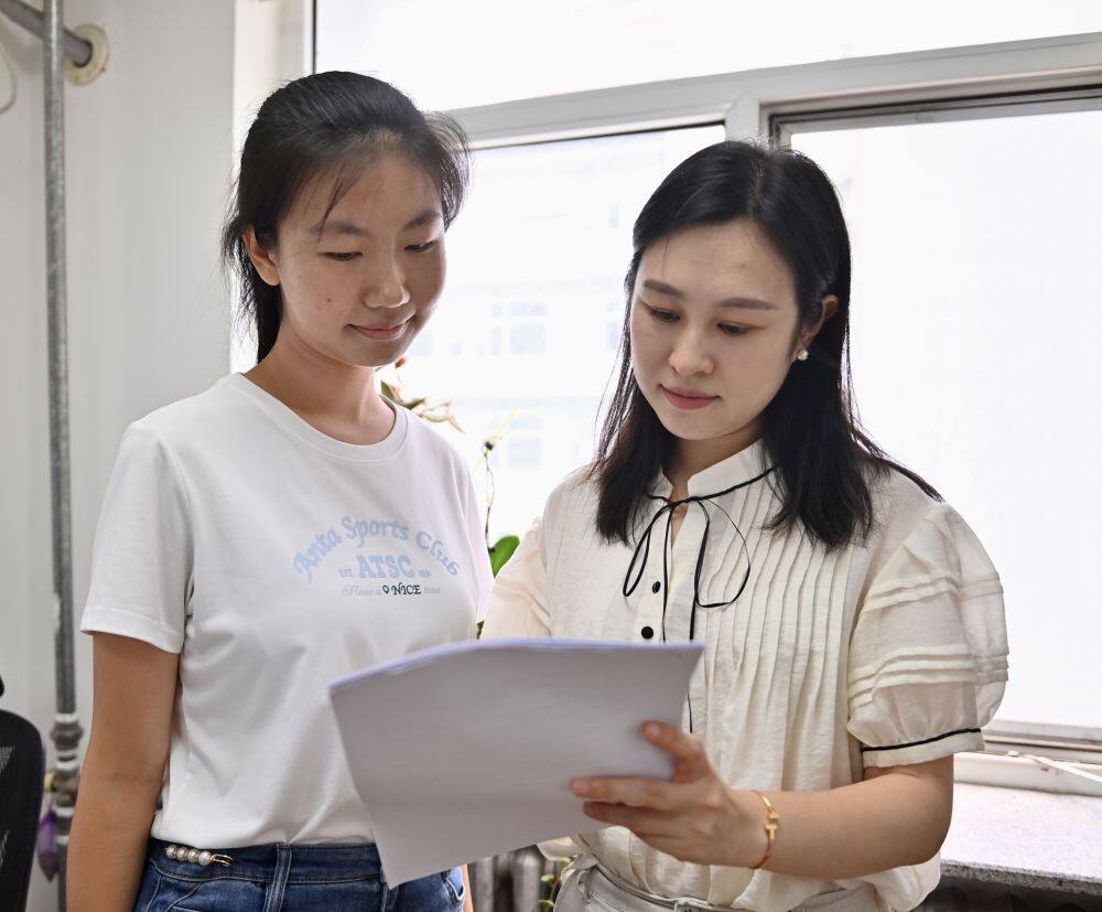 7月22日，大连理工大学学生马祎凡（左）在鞍山团市委实习。新华社记者 吴青昊 摄