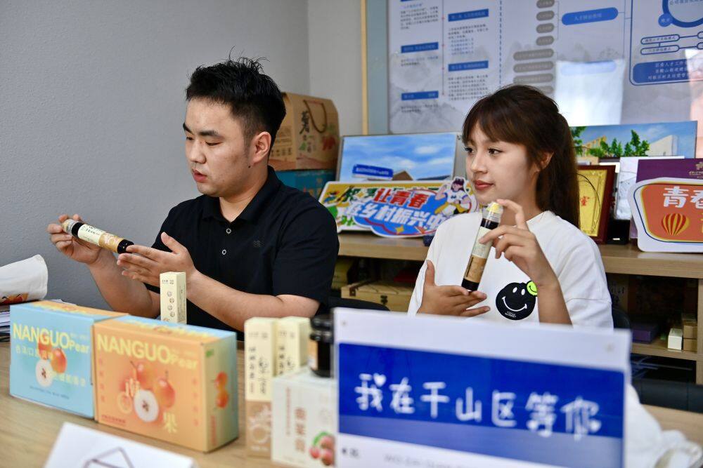7月23日，辽宁科技大学学生鲁佳昕（右）与辽宁装备制造职业技术学院学生邵喜楠进行助农直播。新华社记者 吴青昊 摄
