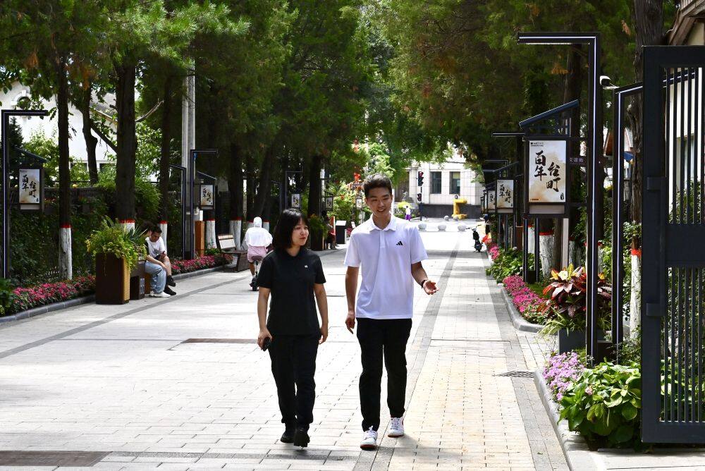 7月22日，四川农业大学学生张大顺（右）在东宾特色文化街区实地调研。新华社记者 吴青昊 摄