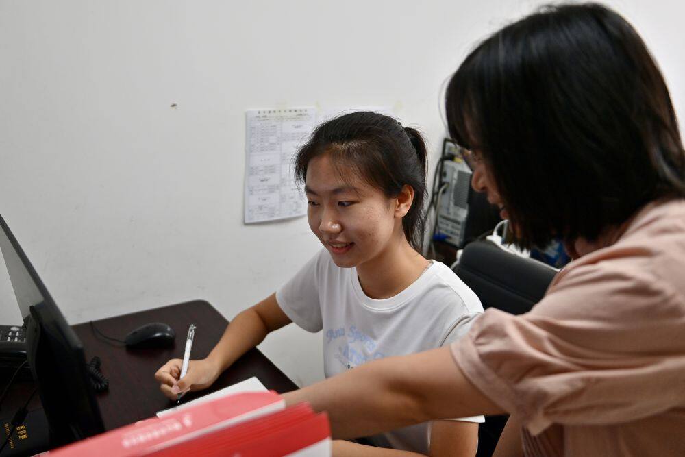 7月22日，大连理工大学学生马祎凡（左）在鞍山团市委实习。新华社记者 吴青昊 摄